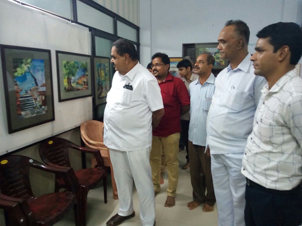 ಕೊಲಾಜ್ ಕಾಲಾಕೃತಿಗಳ ಪ್ರದರ್ಶನ ವೀಕ್ಷಿಸಿ  ಸಚಿವ ಬಿ.ರಮಾನಾಥ ರೈ